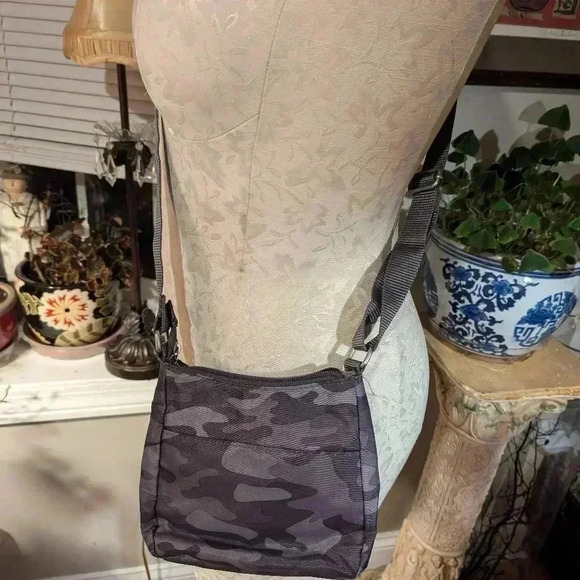 NWOT Baggallini Joey Bag Small Crossbody - Picture 2 of 10